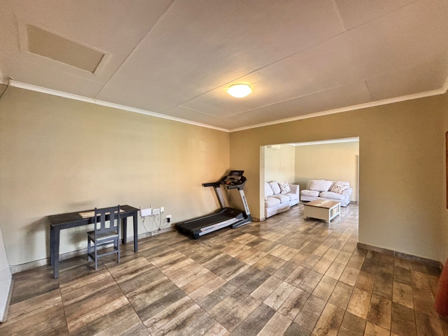 6 Bedroom Property for Sale in Flamwood North West